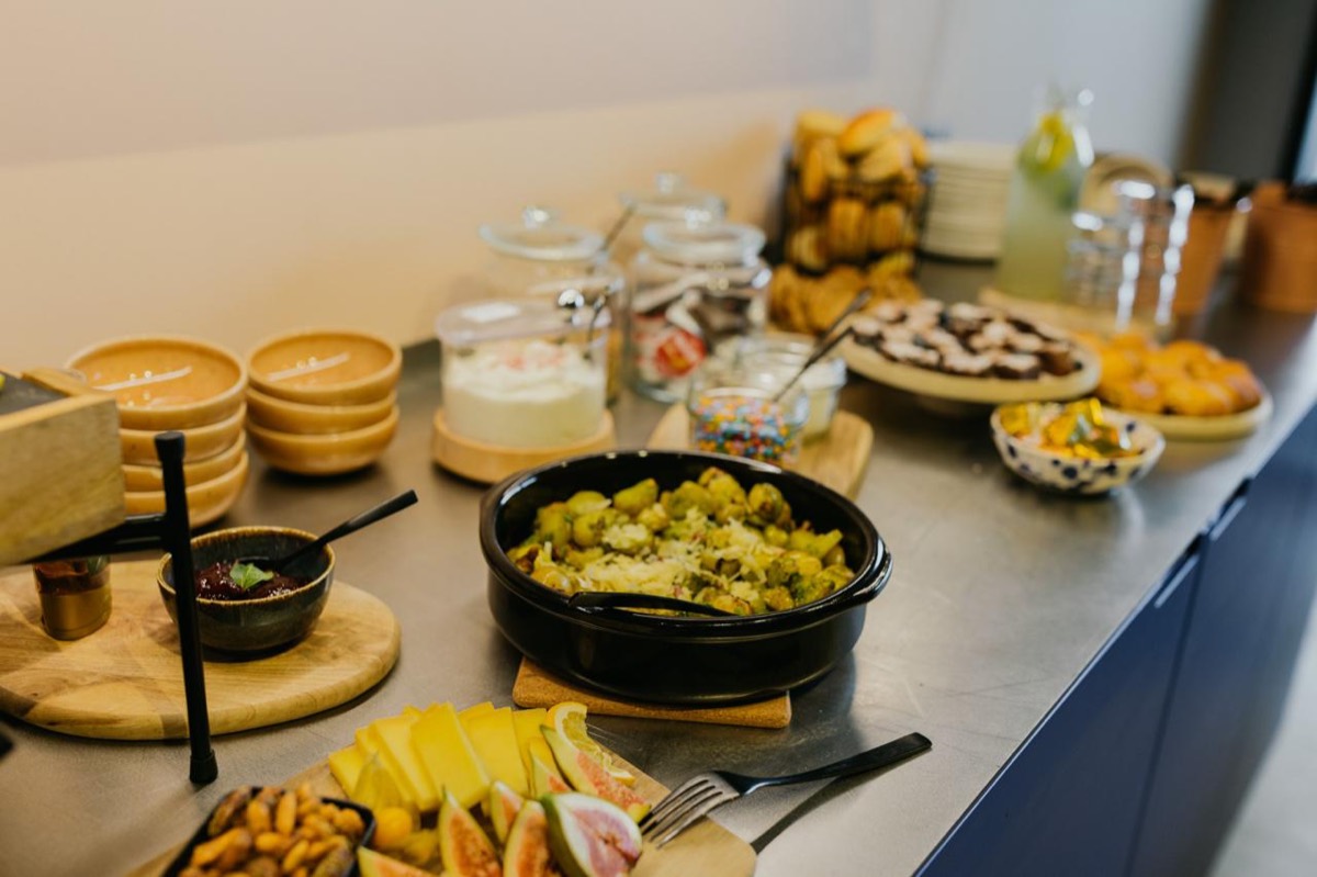 Het ontbijtbuffet met fruit, salade en gebak