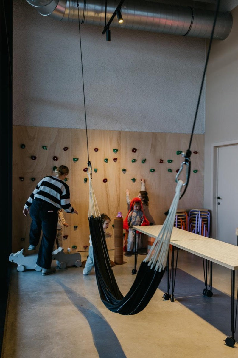 Kinderen en oppas bij de hangmat