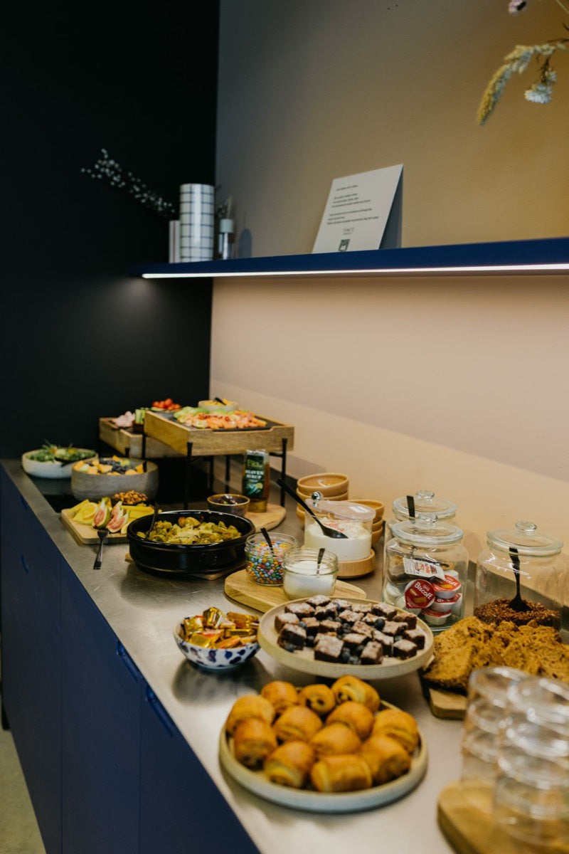 Het brunchbuffet met croissants, brownies en fruit