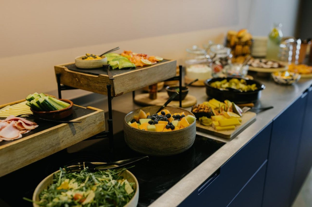 Het buffet met salade, fruit en warme gerechten