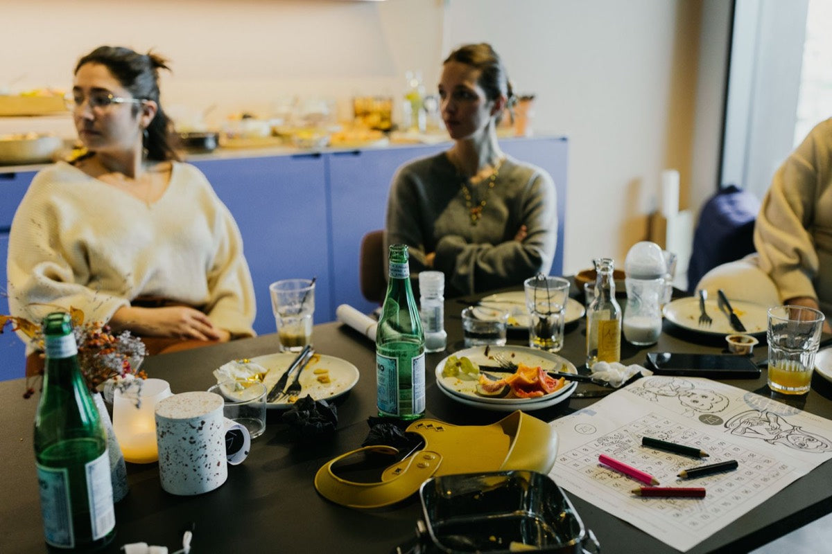 Twee mama-ondernemers aan tafel tijdens een brunch